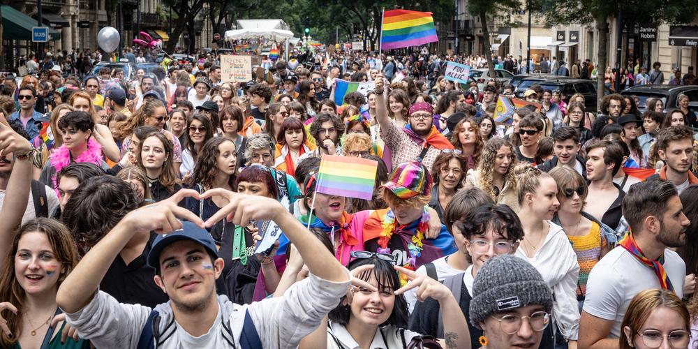 Fiertés en mouvement : quand la communauté LGBTQ+ manifeste son identité à Bordeaux et au-delà
